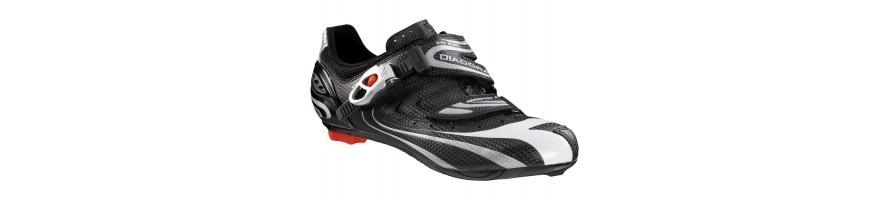 Chaussures pour vélo de route et vtt.